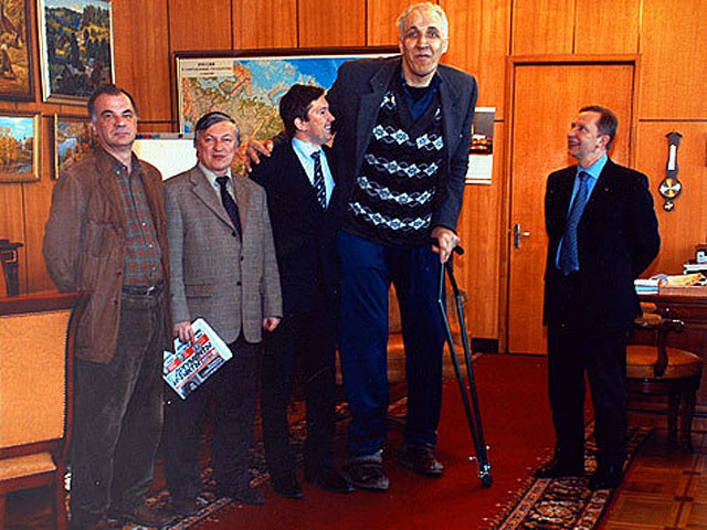 В Санкт-Петербурге в четверг скончался самый высокий человек в России - бывший баскетболист Александр Сизоненко