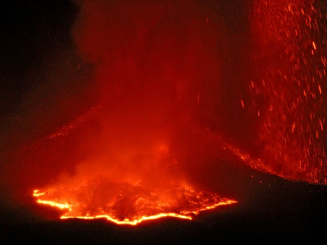 Первое в 2012 году извержение Этны, крупнейшего действующего вулкана Европы, произошло спустя 50 дней после предыдущего