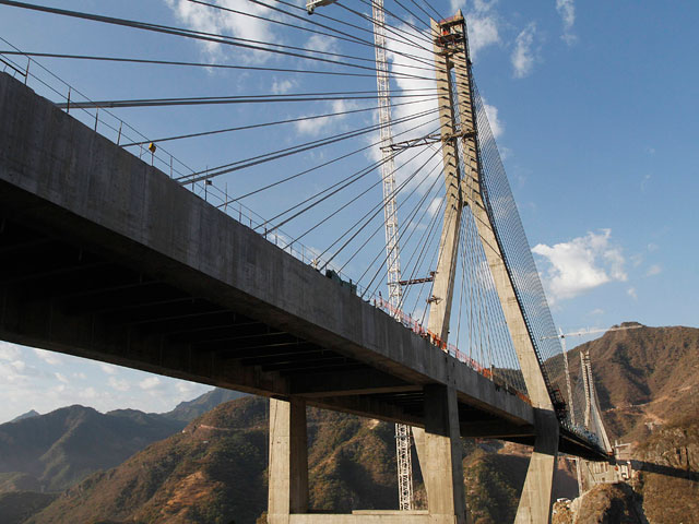 В Мексике над ущельем "Позвоночник дьявола" открыт самый высокий мост в мире