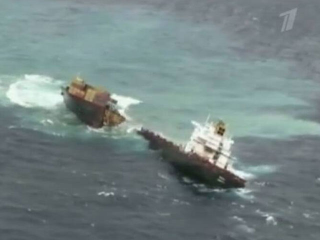 Севший на рифы у берегов Новой Зеландии контейнеровоз "Рена" разломился надвое