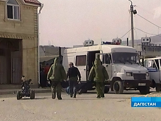 Саперы УФСБ Дагестана в воскресенье обезвредили самодельное взрывное устройство и компоненты для изготовления бомб общей мощностью 30-35 килограммов в тротиловом эквиваленте