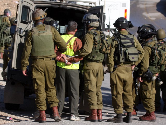 Израильские военные предотвратили крупный теракт. Они задержали четырех молодых палестинцев, у которых были найдены 12 самодельных бомб, армейский штык-нож и пистолет