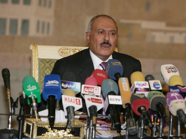 Правительство Йемена одобрило законопроект, предоставляющий иммунитет от судебного преследования уходящему президенту страны Али Абдалле Салеху и его ближайшему окружению