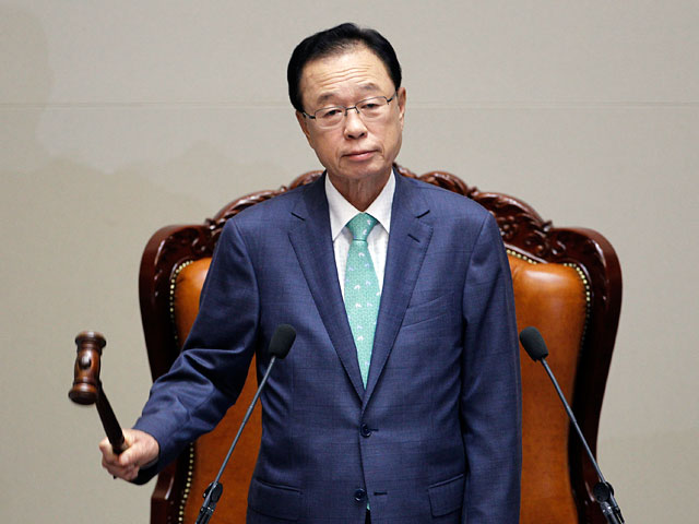 На допросе в прокуратуре Центрального административного округа Сеула депутат показал, что во время партийного съезда в июле 2008 года несколько его участников получили конверты с деньгами от сторонников Пак Хи Тхэ