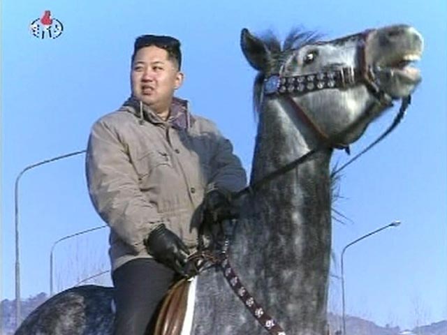 В Северной Корее опубликовали документальный фильм про нового лидера страны - Ким Чен Ына. На кадрах он предстает в образе настоящего мачо, а некоторые позы до боли напоминают снимки бывшего лидера России - Владимира Путина