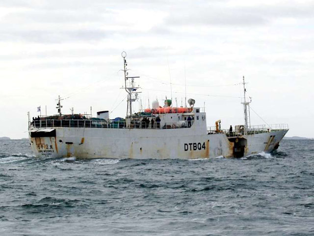 Южнокорейское рыболовецкое судно Jung Woo 2 ("Чон У 2"), на борту которого находились 40 моряков из России, Китая, Индонезии, Вьетнама и Южной Кореи, загорелось минувшей ночью у берегов Антарктиды, три человека погибли