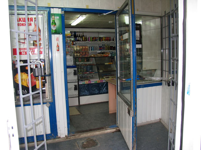 13 апреля 2011 года злоумышленник совершил вооруженное нападение на продавца торгового павильона "Продукты" ООО "Дельвер" на улице Одесской в Тюмени