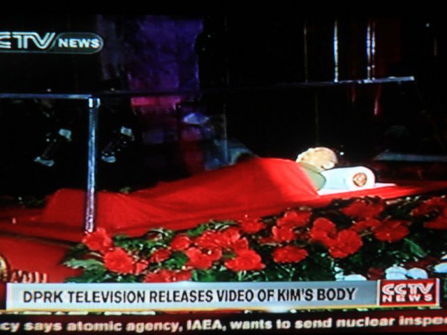Власти КНДР решили поместить забальзамированное тело Ким Чен Ира, скончавшегося от сердечного приступа 17 декабря, в Кымсусанский мемориальный комплекс