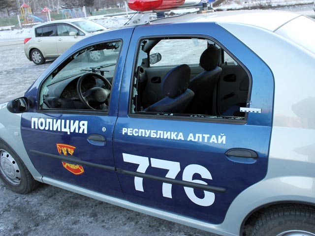 В республике Алтай полиция арестовала мужчину, который открыл огонь из ружья по стражам порядка. Один из сотрудников ГИБДД получил ранение. Стрельба была местью за задержание в нетрезвом виде