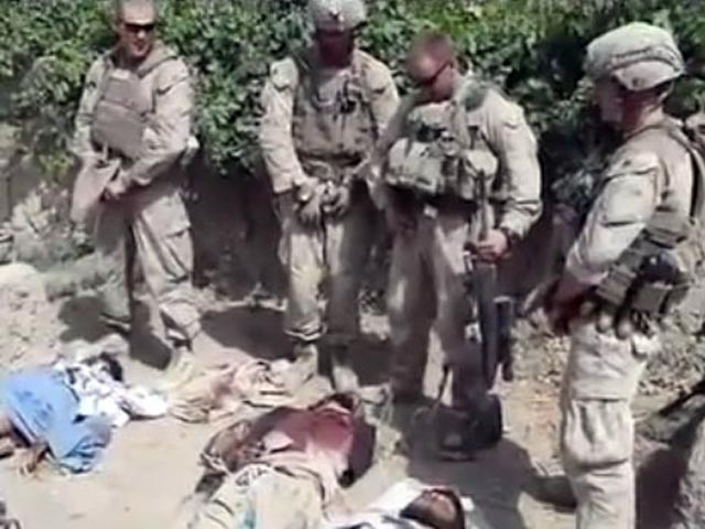 В США разгорается очередной грандиозный скандал, связанный с поведением военнослужащих этой страны в Афганистане. В Сети был обнародован видеоролик, на котором морпехи демонстративно мочатся на трупы убитых талибов, отпуская при этом ехидные шуточки