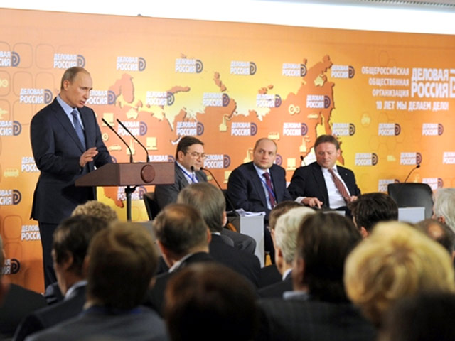 В декабре на съезде "Деловой России" Владимир Путин поручил Минэкономразвития и Минфину провести налоговый маневр и оптимизировать те налоги, от которых зависит экономический рост