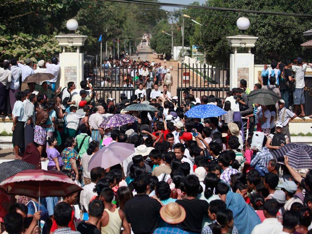 Власти Мьянмы в пятницу освободили несколько сотен политзаключенных, в том числе представителей этнических повстанческих группировок и оппозиционных студенческих движений, отбывших за выступления против властей длительные тюремные сроки