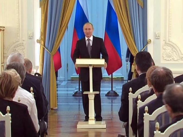 Председатель правительства РФ Владимир Путин 13 января в День российской печати присутствовал на награждении известных журналисто