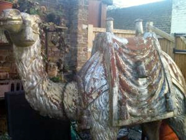 Неизвестные похитили на юго-востоке Англии стеклопластиковую статую верблюда, выполненную в натуральную величину