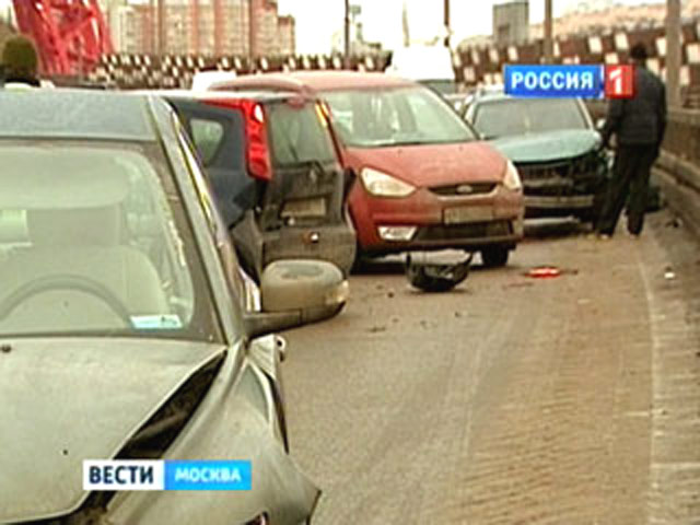 Сразу 15 автомобилей попали в ДТП на Живописном мосту в Москве в субботу утром