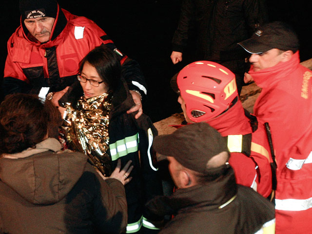 Двое туристов, обнаруженные живыми на потерпевшем кораблекрушение круизном лайнере Costa Concordia, спасены, их жизни ничего не угрожает
