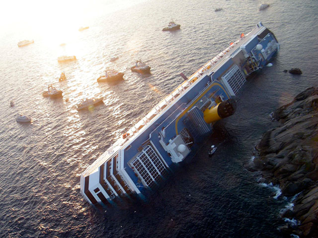 Среди пострадавших в ЧП с лайнером Costa Concordia, затонувшем в Италии, есть трое россиян - членов экипажа