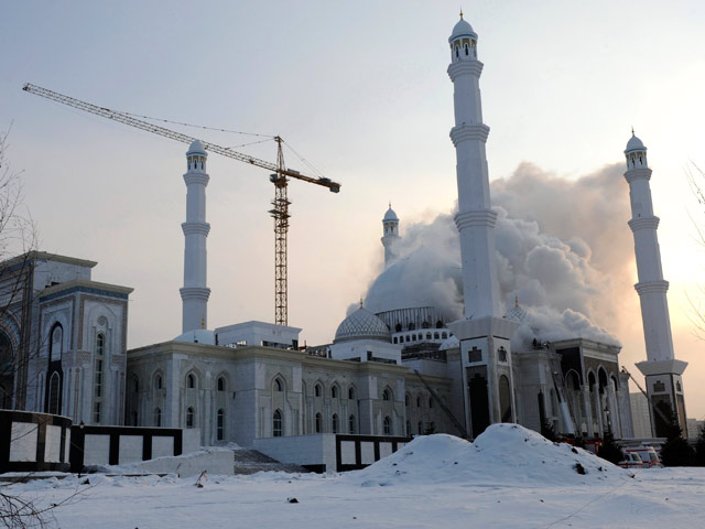 В казахской Астане в воскресенье произошел пожар в мечети "Хазрет Султан" - крупнейшей в Центральной Азии