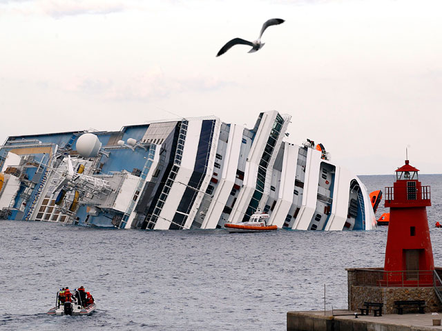 Спасатели обнаружили еще два тела на затонувшем у берегов Италии круизном лайнере Costa Concordia