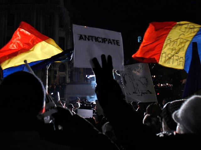 В Бухаресте и других городах Румынии в понедельник вечером продолжились протесты с требованием отставки президента Траяна Бэсеску