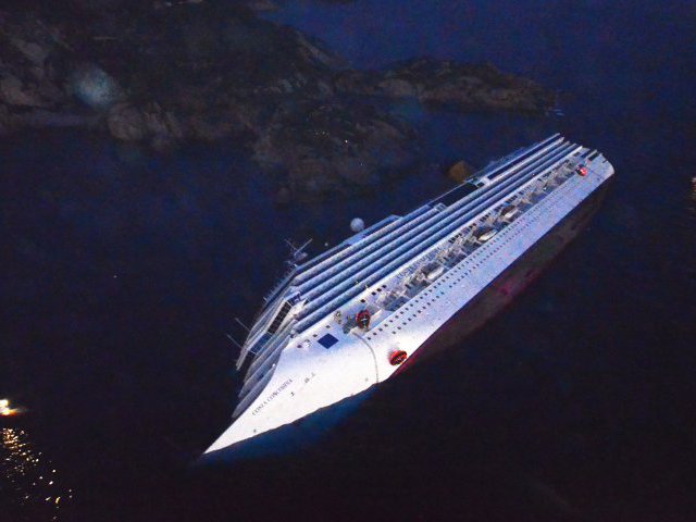 Береговая охрана Италии увеличила число пропавших без вести во время крушения лайнера Costa Concordia с 16 до 29 человек