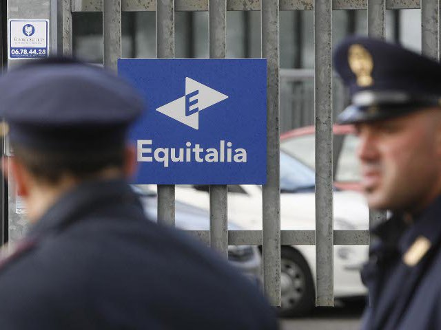Три взрывных устройства сработали возле здания государственной компании Италии по сбору налогов и задолженностей Equitalia
