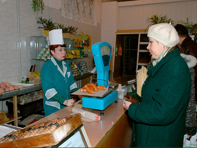 Социологи выяснили, что расходы россиян на продукты питания и товары повседневного спроса в декабре ушедшего года по сравнению с декабрем 2010 года выросли всего на 6,5%
