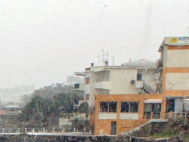 В Паданской долине в Италии отмечено редкое явление - "химический снегопад", пишет газета Corriere della Sera. Это феномен, порожденный сочетанием ледяного ветра из России и сильного загрязнения указанного района