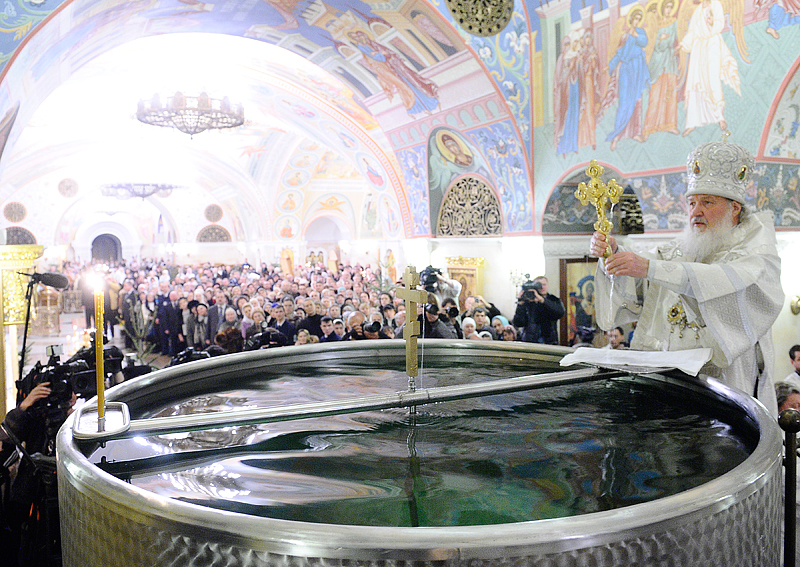 В канун праздника Крещения Патриарх Кирилл совершил чин великого освящения воды