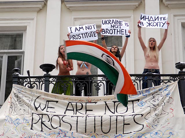 Активистки женского украинского движения FEMEN провели акцию протеста возле резиденции посла Индии в Киеве