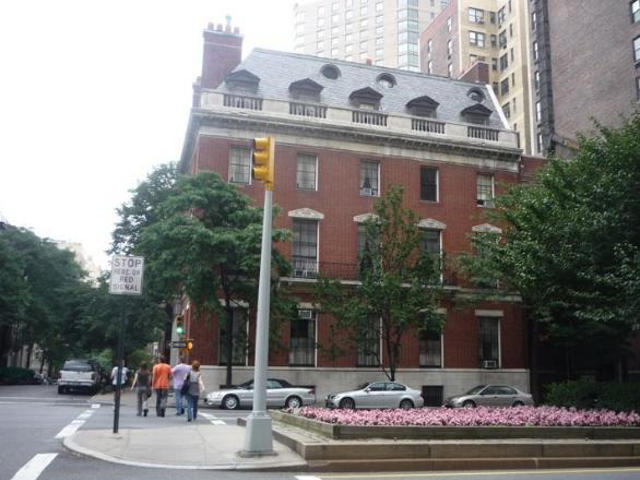 Русская православная церковь заграницей предпринимает усилия для того, чтобы сохранить право собственности над своей штаб-квартирой на улице Парк-авеню в Нью-Йорке