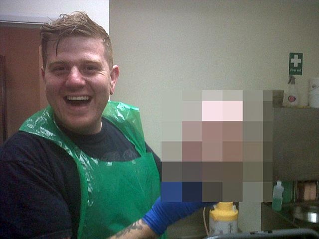 В Англии дети нашли телефон со снимками, на которых улыбчивый работник морга позирует с отрезанной головой