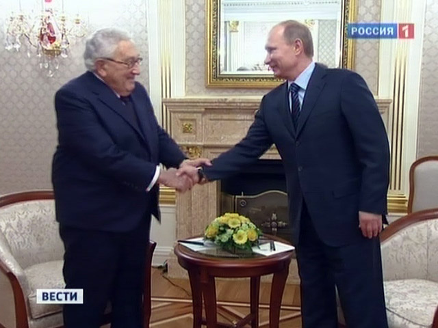Премьер-министр РФ Владимир Путин пригласил на встречу в Дом правительства известного американского дипломата Генри Киссинджера, который находится с частным визитом в Москве
