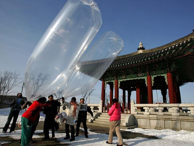 Группа перебежчиков из КНДР в пятницу запустила с приграничной территории Южной Кореи в направлении Севера воздушные шары со сладостями в честь наступающего Нового года по лунному календарю