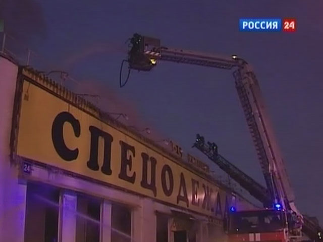 На юге Москвы сгорели и обрушился магазин одежды. Огонь помог тушить катер