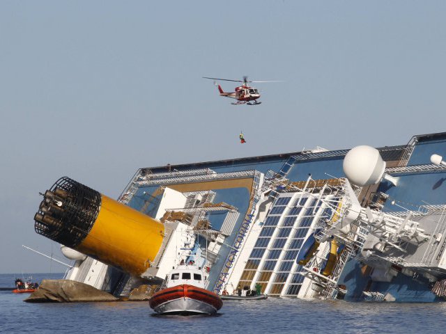 Компания-владелец туристического лайнера Costa Concordia предлагает пассажирам потерпевшего крушение у берегов Италии судна 30-процентную скидку на будущие круизы