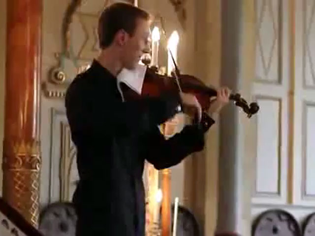 Словацкий скрипач Лукас Кмит с юмором ответил на телефонный звонок, громко прозвучавший во время его сольного выступления в Ортодоксальной синагоге Прешова