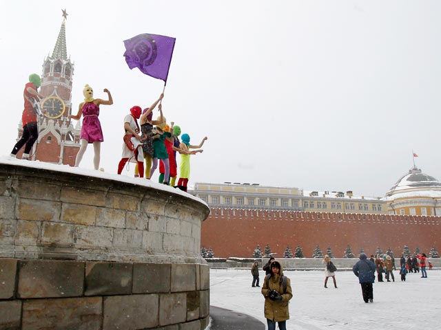 Мировой суд Тверского района Москвы вынес решение в отношении двух участниц феминистской панк-группы Pussy Riot, устроивших импровизированный "концерт" на Красной площади