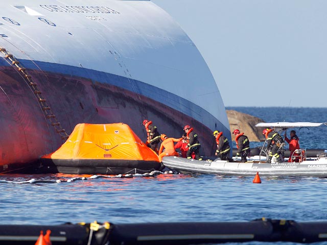 Спасатели, ведущие работы на месте гибели круизного лайнера Costa Concordia, обнаружили еще одного погибшего