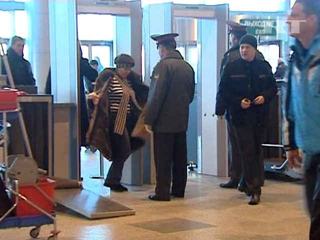 Сотрудники московской полиции проверяют здание аэропорта "Домодедово"