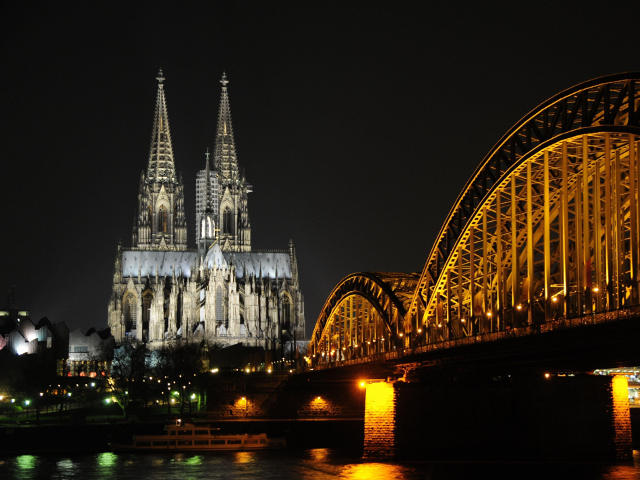 Германские ученые опасаются, что Кельнский собор может рухнуть от... землетрясения