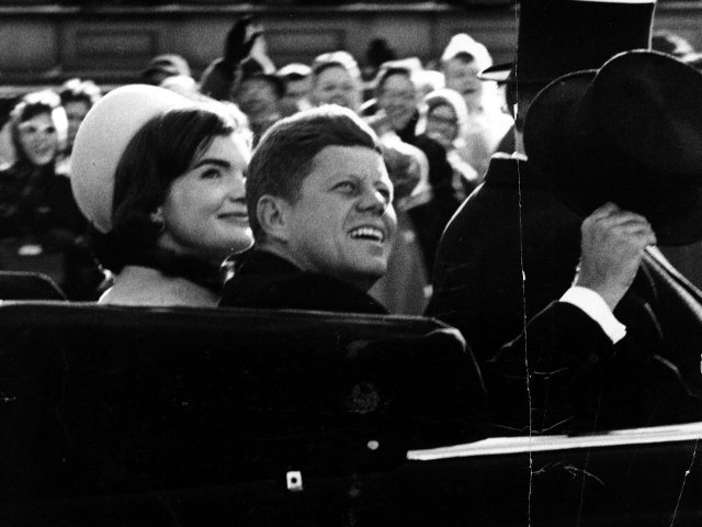 Библиотека имени Джона Кеннеди в Бостоне обнародовала 45 часов записей встреч и телефонных разговоров, сделанных в последние три месяца жизни 35-го президента США