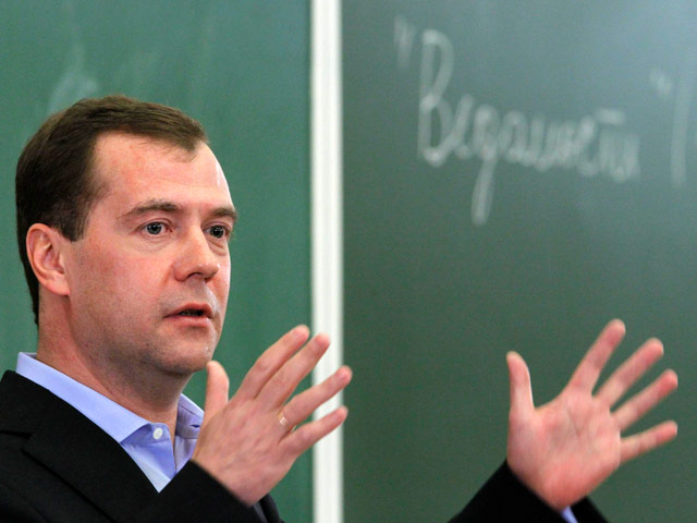 Российский президент Дмитрий Медведев на встрече со студентами факультета журналистики МГУ сообщил, что в РФ перестанут "кошмарить бизнес", когда само общество повзрослеет