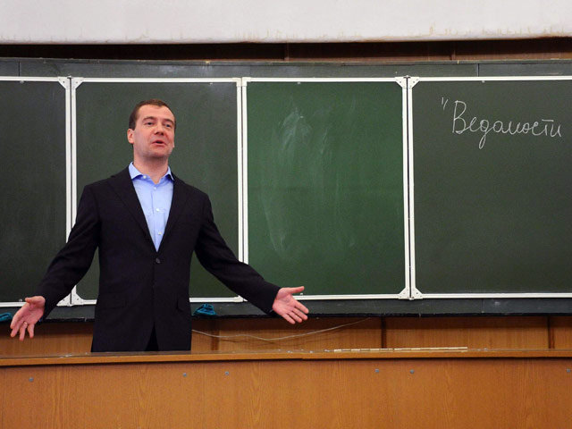 Президент РФ Дмитрий Медведев рассказал студентам журфака МГУ о своем актерском опыте, сообщив, что его не пришлось долго уговаривать сыграть в фильме "Елки"