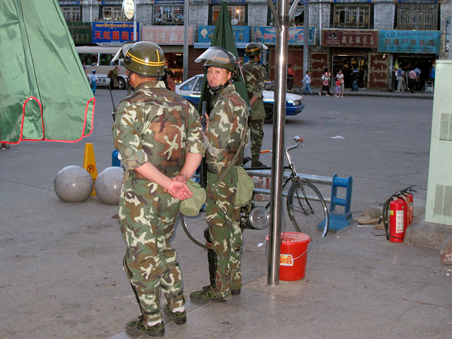 Полиция на улицах тибетского квартала, 2010 г.