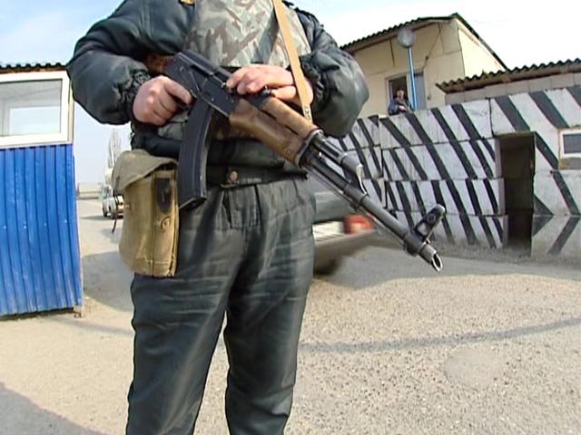 В республике Дагестан взятый в заложники мужчина сам расправился с одним из преступников, убив его из собственного пистолета