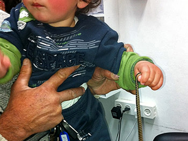 Полуторагодовалый израильский малыш Амиад Гадир, в комнату которого заползла змея, расправился с ней, как герой греческих мифов Геракл