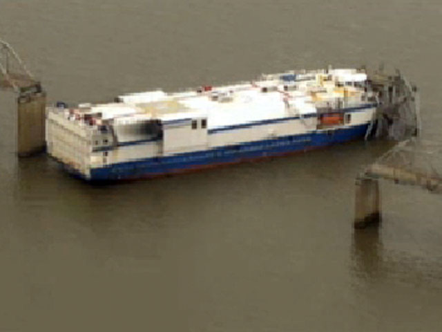 Грузовое судно врезалось в опору автомобильного моста "Эггнер" через искусственное озеро в американском штате Кентукки