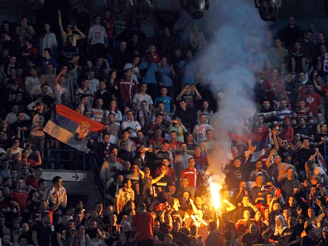 Фанаты сборной Сербии в матче против сборной Хорватии, 27 января 2012 года