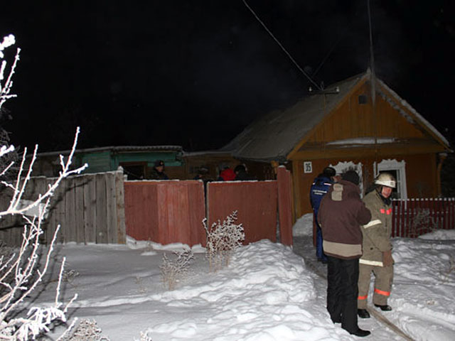 Пять человек погибли при пожаре в Омской области в поселке Марьяновка - там дотла сгорел деревянный частный дом